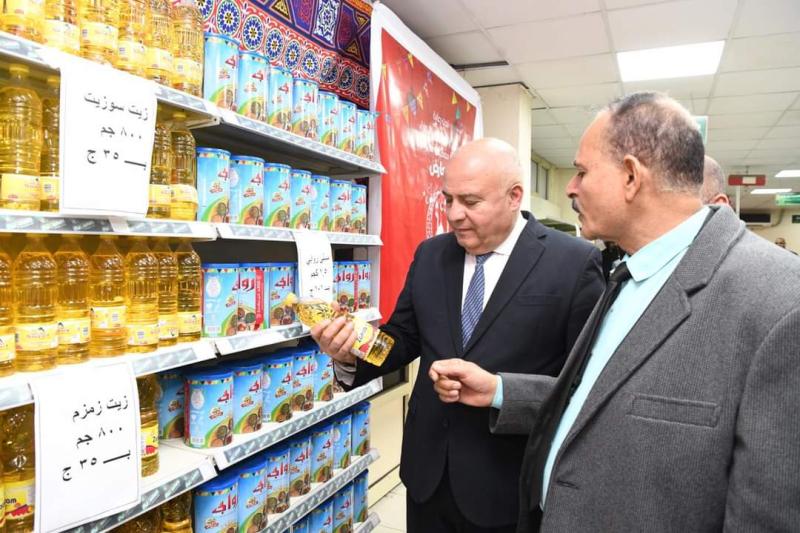 محافظ قنا يفاجئ فروع الشركة المصرية ومعارض بيع السلع الغذائية والاستهلاكية