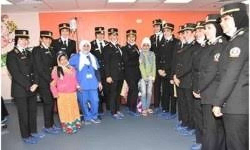 طلبة وطالبات كلية الشرطة في زيارة للمعهد القومي للأورام