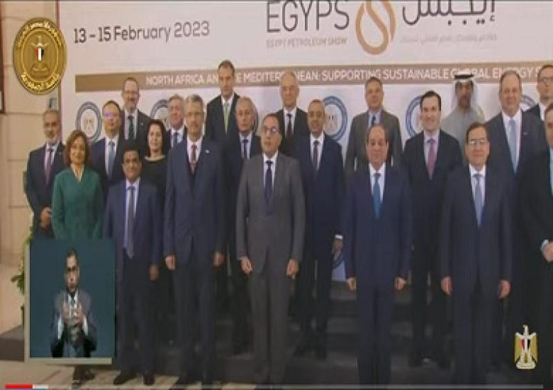 الرئيس السيسي يتوسط صورة تذكارية مع المشاركين في معرض ومؤتمر إيجبس 2023