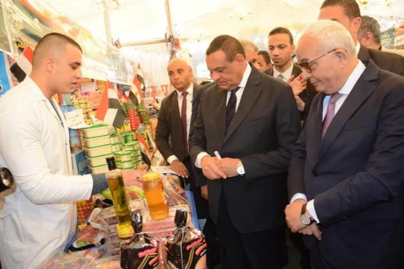 وزيرا التنمية المحلية والتعليم يتفقدان معرض «أيادي مصر» للمنتجات اليدوية والحرفية بدمنهور