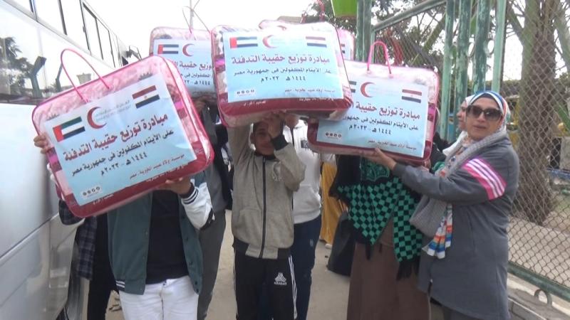 الهلال الأحمر الإماراتي وأولاد عبيد الإجتماعية يوزعان 7 آلاف حقيبة تدفئة