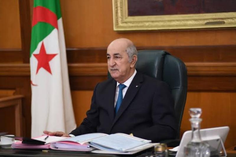 الرئيس الجزائري يمنع تمجيد السياسيين في الإعلام
