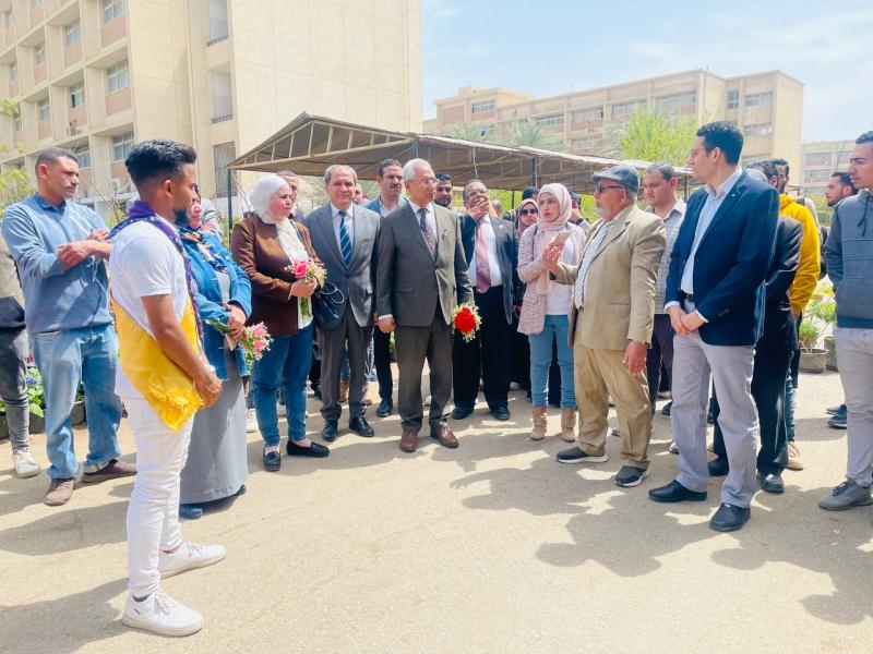 رئيس جامعة المنيا يفتتح معرض زهور الربيع بالمشتل التعليمي لكلية الزراعة