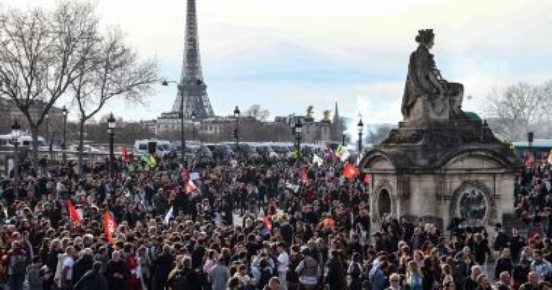 مظاهرات واسعة في باريس احتجاجًا على قانون رفع سن التقاعد