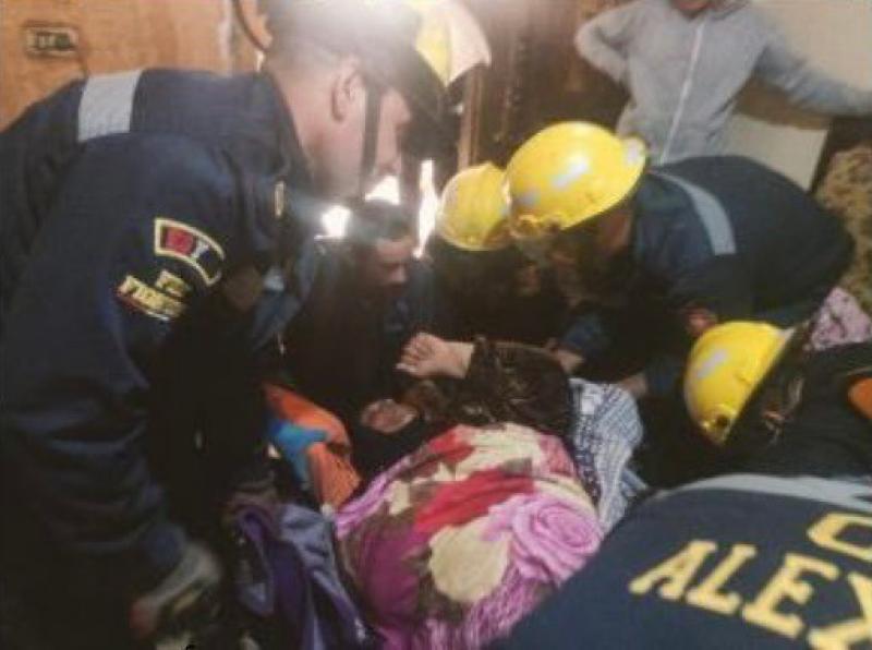 الأجهزة الأمنية تنقل سيدة مريضة من شقتها إلى المستشفى في الإسكندرية
