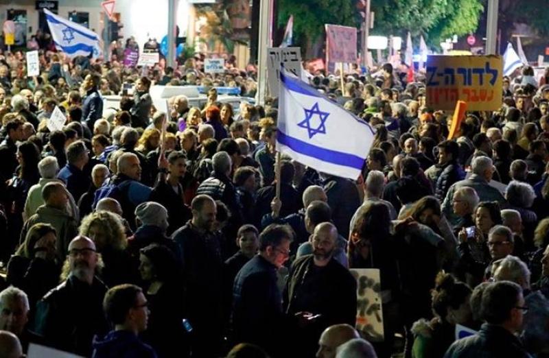 نتنياهو يشعل إسرائيل بعد إقالة وزير دفاعه ويواجه موجة استقالات واحتجاجات وإضرابات