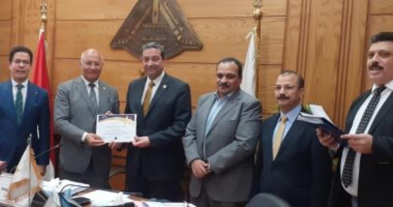 مجلس جامعة بنها يكرم الفائزين بجوائز مصر للتميز الحكومي في دورته الثالثة