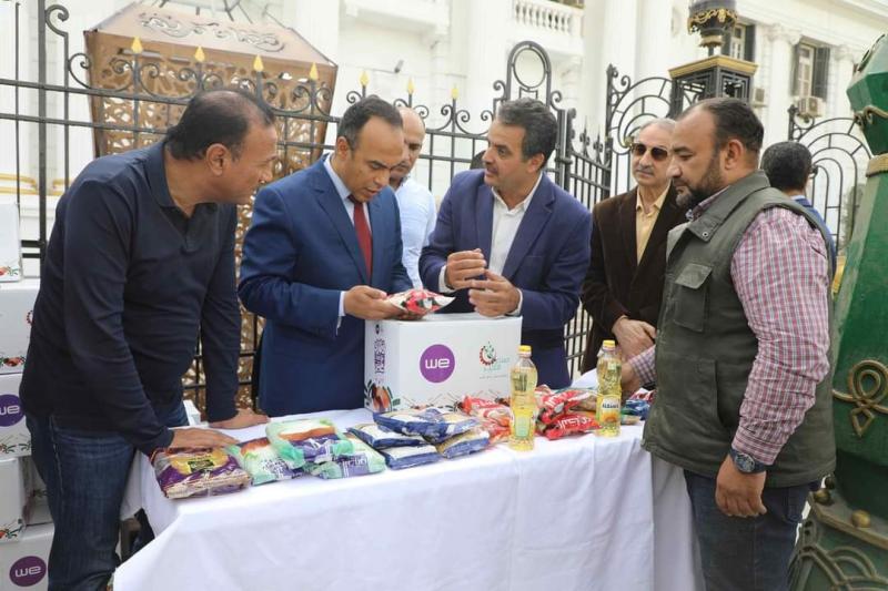 نائب محافظ المنيا يشهد إطلاق مبادرة ”فطارك غير” لتوزيع 2000 كرتونة مواد غذائية بقرى المحافظة