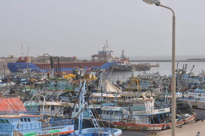 توقف حركة الملاحة في ميناء الصيد والبحر المتوسط لارتفاع الأمواج ومحافظ كفر الشيخ يناشد الصيادين بعدم الخروج في رحلات صيد