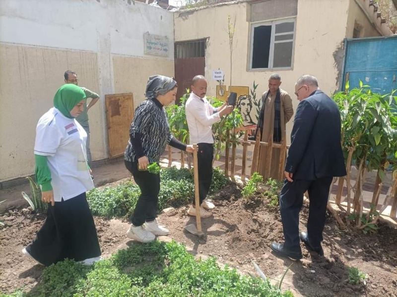 محافظ أسيوط: تنفيذ أعمال تشجير وزراعة شتلات بمركز القوصية ضمن مبادرة ”زراعة 100مليون شجرة”