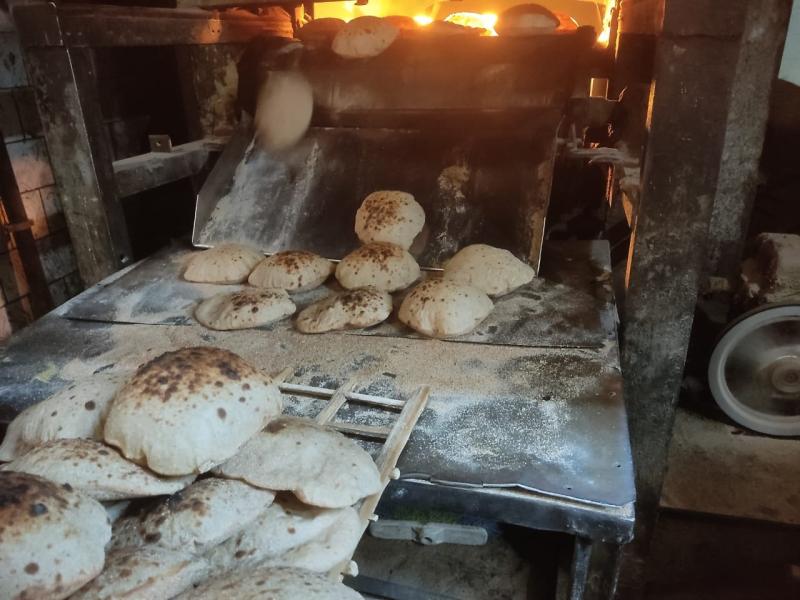 ضبط مخبز تصرف في 25 شيكارة دقيق بلدي بالبيع في السوق السوداء بدمنهور