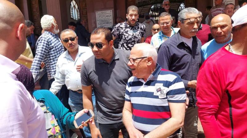 محافظ بورسعيد يلتقي بعدد من المواطنين عقب صلاة الجمعة بمسجد الشاطي بحي العرب