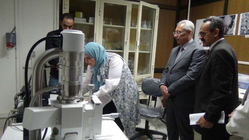 رئيس جامعة المنيا يتفقد وحدات المعمل المركزي للتحاليل الدقيقة والنانوتكنولوجي