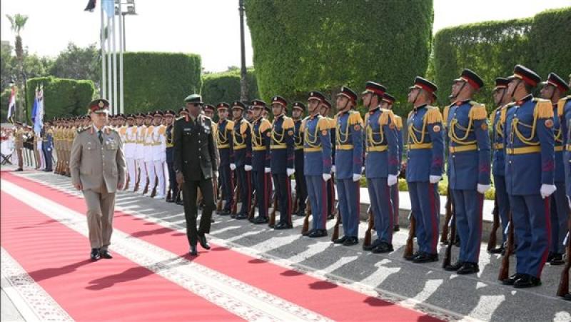 الفريق أسامة عسكر يلتقى رئيس أركان قوات الدفاع الرواندية