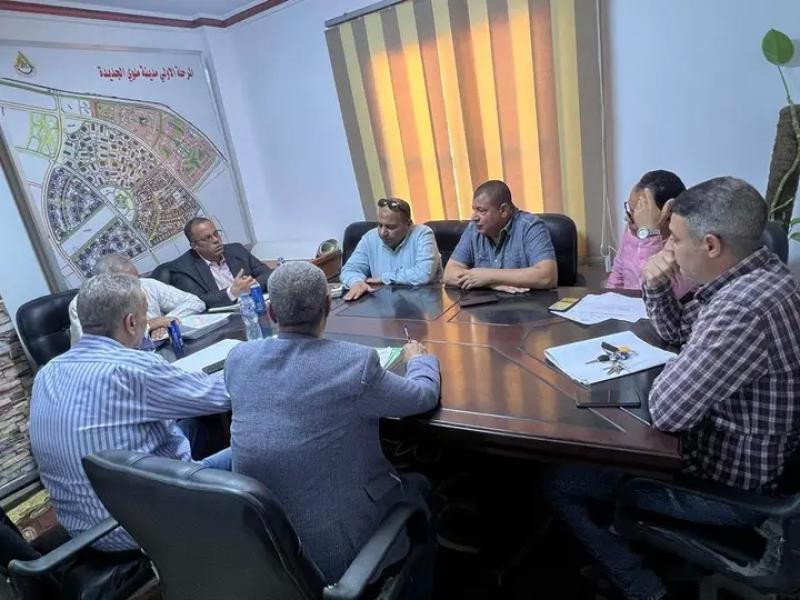 رئيس جهاز ”ملوي الجديدة” يجتمع بمسئولي الشركات العاملة بالمدينة لدفع العمل بالمشروعات