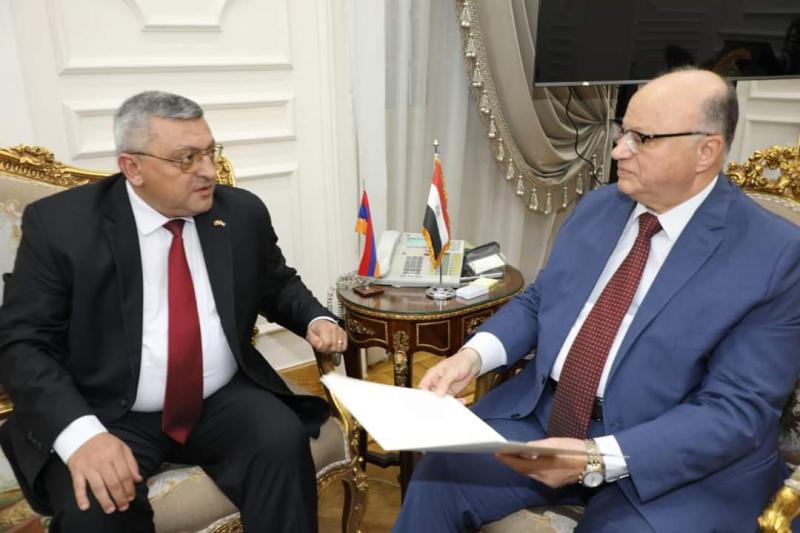 محافظ القاهرة يلتقي سفير أرمينيا بالقاهرة