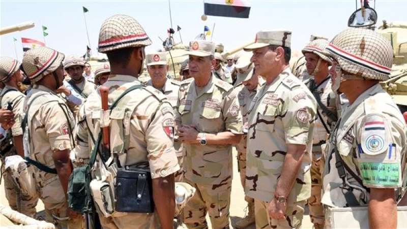 وزير الدفاع يشهد إجراءات تفتيش الحرب لإحدى تشكيلات الجيش الثاني الميداني