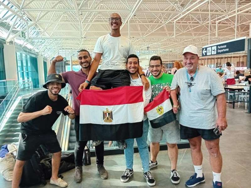 الجالية المصرية تودع ابطال مصر فى مطار روما