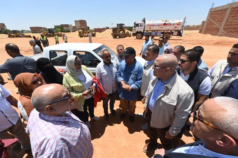 وزير الإسكان يتفقد أعمال الطرق الجارى تنفيذها بالمناطق المضافة لمدينة الشروق