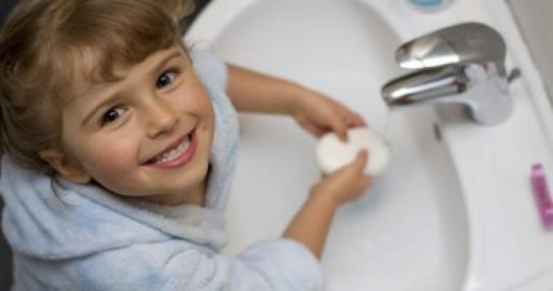 غسل الأيدى بداية الوقاية.. 8 خطوات علميها لطفلك مع دخول المدارس