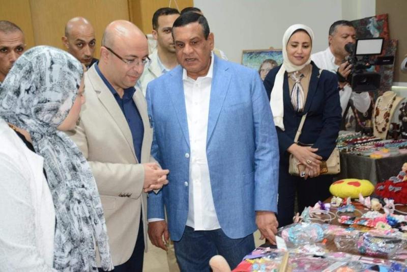وزير التنمية المحلية ومحافظ بني سويف يفتتحان معرض ”أيادي مصر”