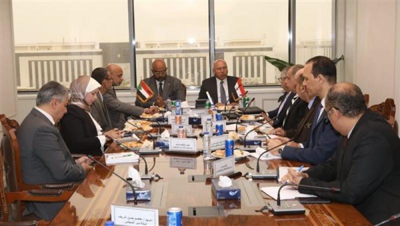 وزير النقل يبحث مع نظيره السوداني أزمة تكدس الشاحنات وإنشاء منطقتين لوجستيتين