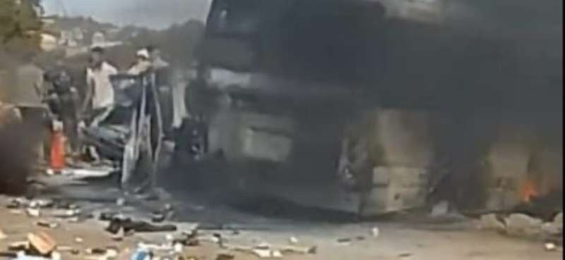 إعلام ليبي: مصرع 7 أشخاص في احتراق حافلة تقل فريق إنقاذ يوناني متجهة لدرنة
