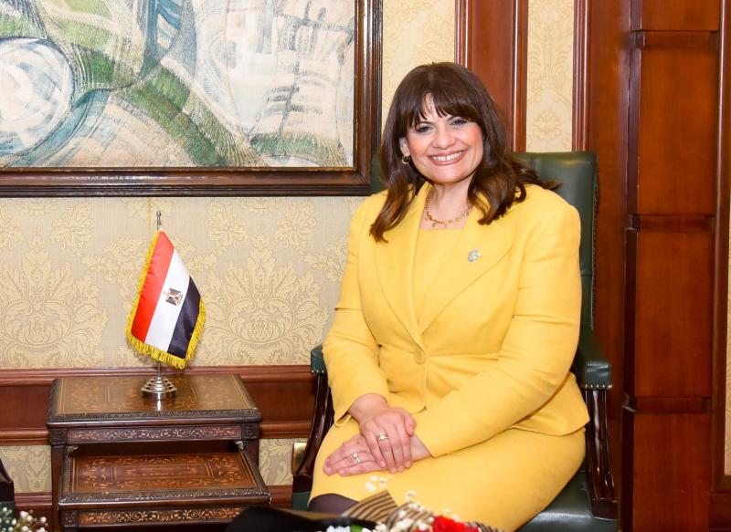 وزيرة الهجرة تطالب بسرعة التقديم على مبادرة سيارات المصريين بالخارج