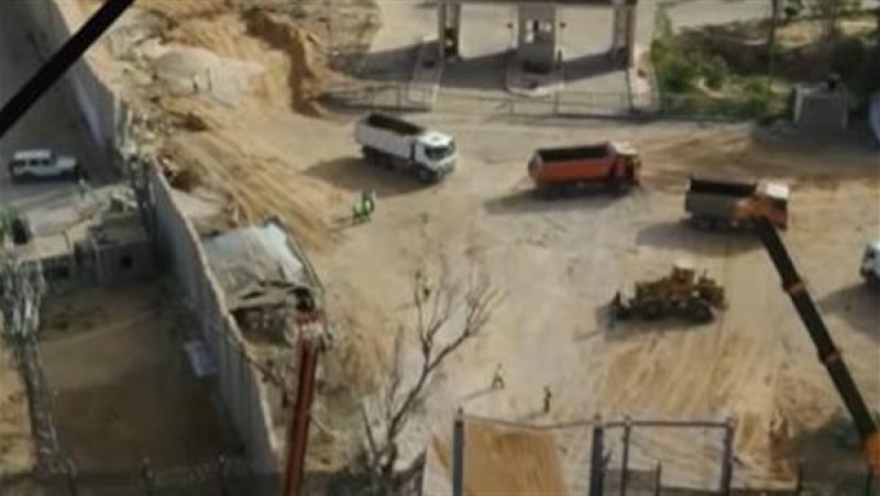 «المعدات المصرية» تعيد إصلاح الطريق عند معبر رفح تمهيدًا لإدخال المساعدات لقطاع غزة