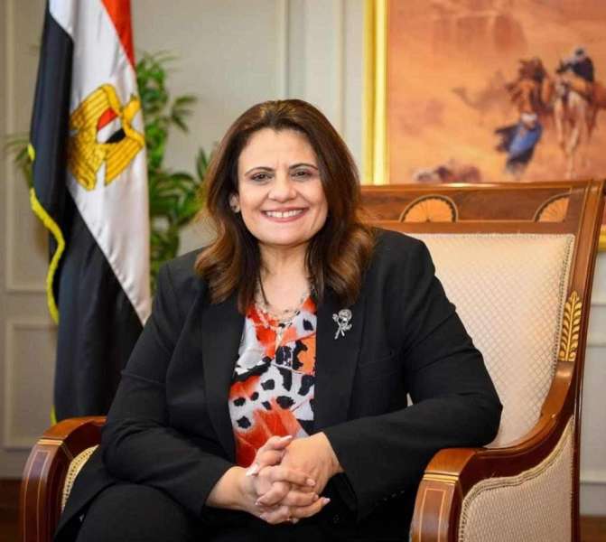 وزيرة الهجرة تهنئ طبيبًا مصريًا لتوليه منصب رئيس الكلية الملكية للجراحين في إنجلترا