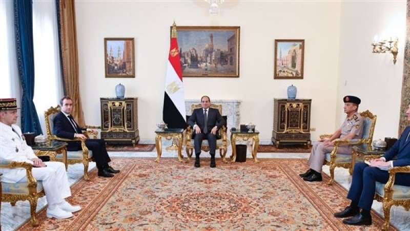 الرئيس السيسي يبحث مع وزير القوات المسلحة الفرنسي التطورات في قطاع غزة