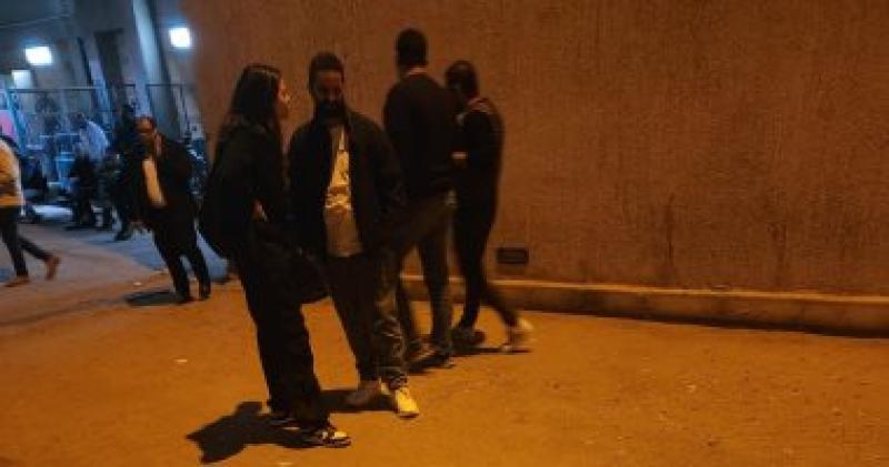 أشرف زكي وهنادي مهنا وأحمد خالد صالح يرافقون جثمان طارق عبد العزيز.. صور