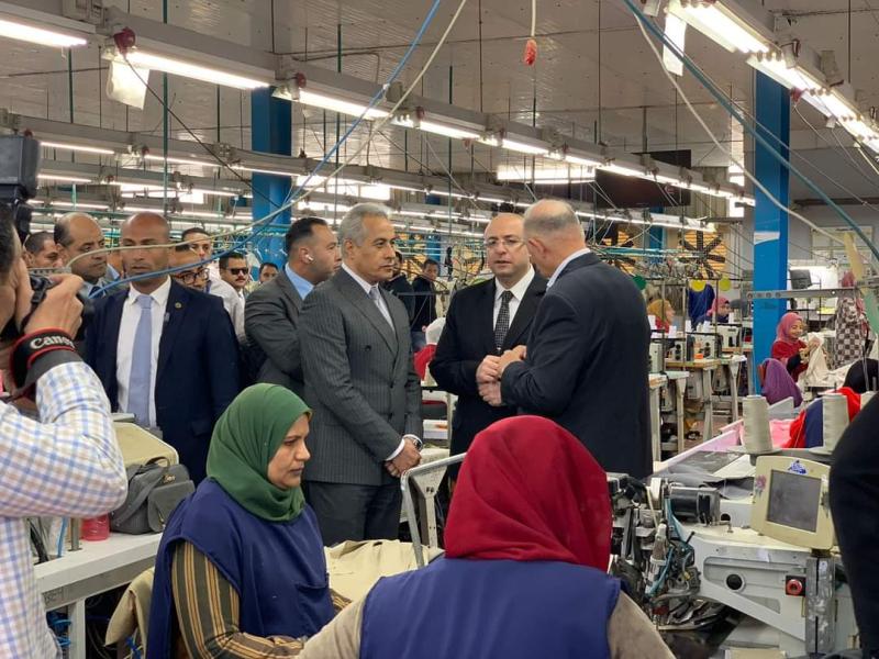 محافظ بني سويف ووزير  العمل  يتفقدان بعض  المصانع  المُصدرة بشرق النيل