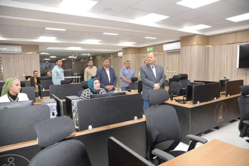 محافظ أسيوط يتابع وضع اللمسات النهائية بمقر مركز السيطرة الموحد للشبكة الوطنية للطوارئ والسلامة العامة تمهيدًا لتشغيله