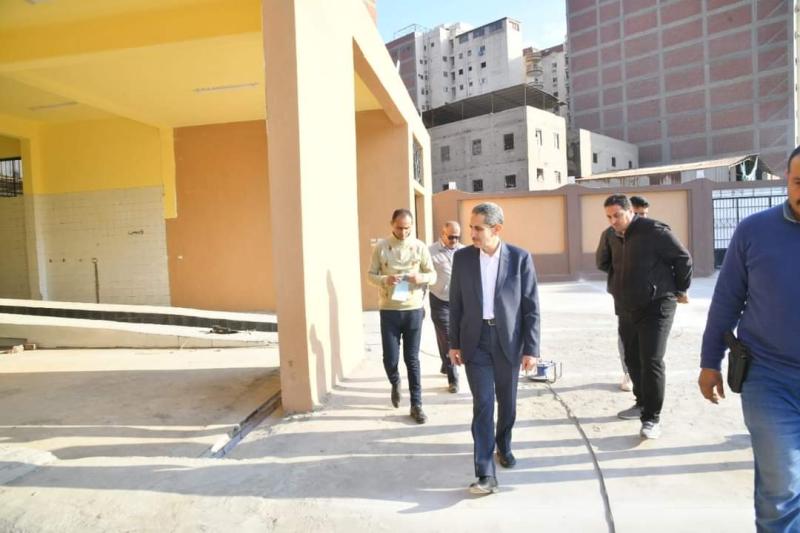 محافظ الغربية يتابع أعمال التطوير بشارع النحاس والمجزر القديم بجولته المسائية