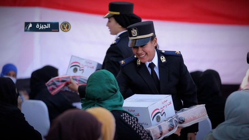 قوافل «الداخلية» تورزع المساعدات العينية على السيدات الأكثر احتياجا