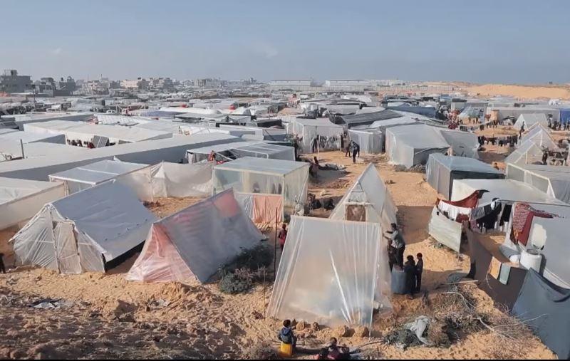 عمرو أديب: مخيمات النازحين في رفح الفلسطينية تبعد أمتارا عن الحدود المصرية