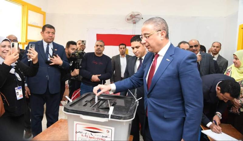 محافظ الفيوم ورئيس الجامعة والقيادات التنفيذية يدلون بأصواتهم فى الانتخابات الرئاسية بلجان المغتربين