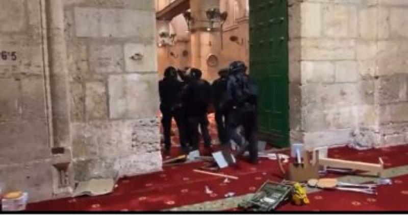 الاحتلال يمنع الفلسطينيين من الوصول إلى المسجد الأقصى لأداء صلاة الجمعة