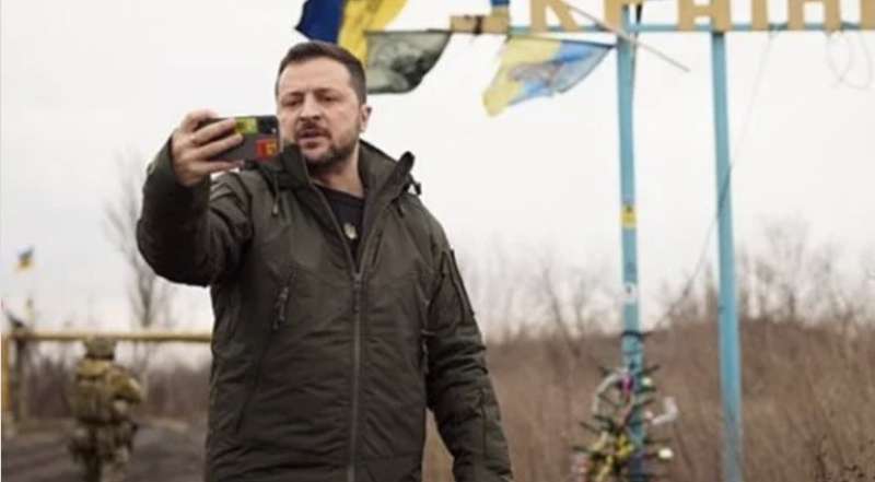 الرئيس الأوكراني يزور خط المواجهة مع الجيش الروسي