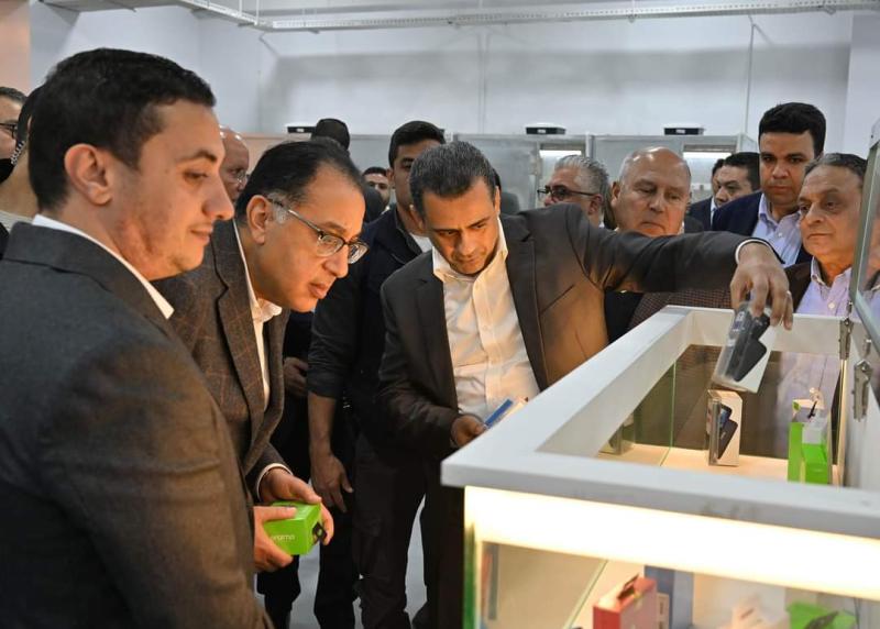 رئيس الوزراء يزور مصنع ”وادي السيليكون” للصناعات الإلكترونية بالسخنة