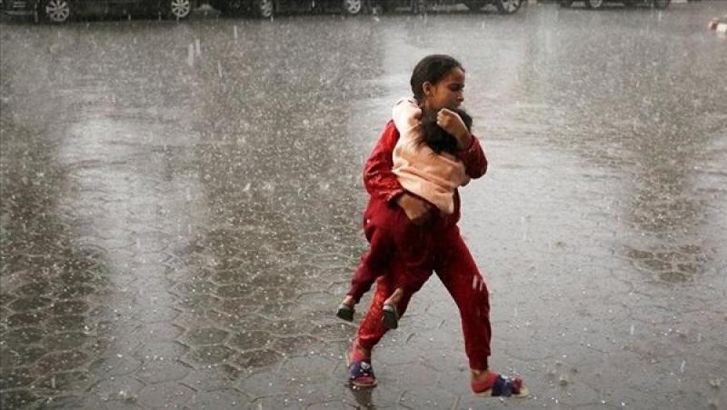 قصف وبرد ومطر.. مأساة حياة آلاف النازحين الفلسطينيين