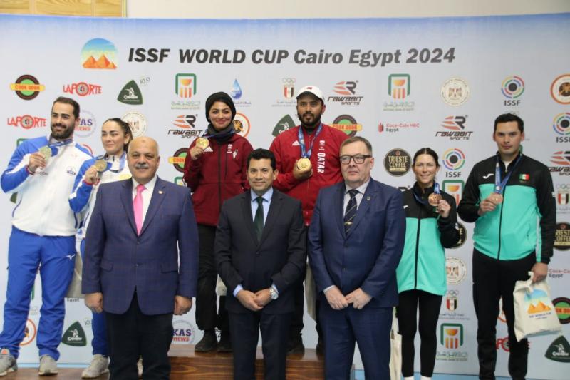 وزير الشباب والرياضة يُكرم الفائزين في منافسات اليوم الختامي ببطولة كأس العالم للرماية 2024