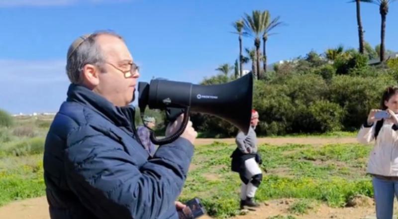 فيديو.. عضو بالكنيست يتظاهر أمام منزل نتنياهو: إسرائيل لا تستطيع تحمل رئيس وزراء جبان