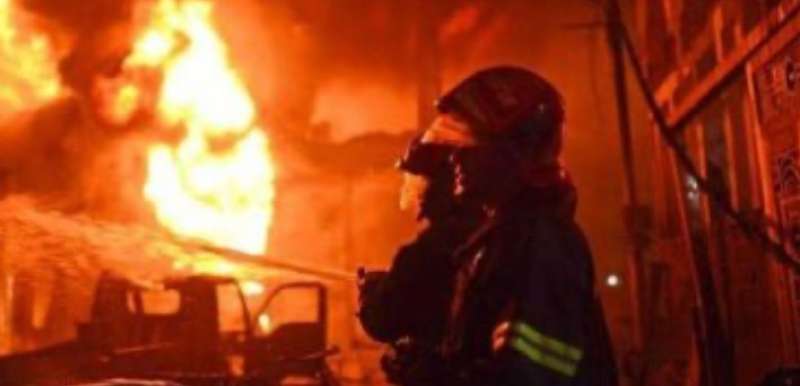 اندلاع حريق هائل بمصنع لمستحضرات التجميل شمالي الهند وحصار العديد من العمال