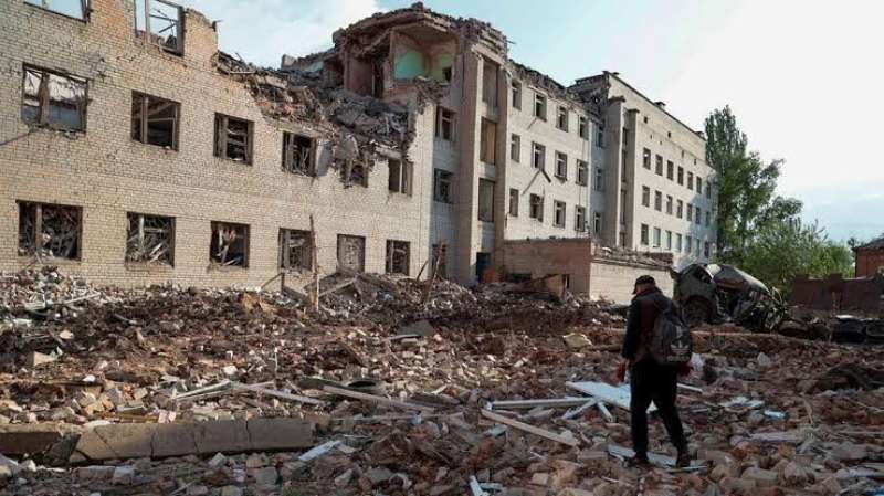 مقتل 15 وإصابة 10 جراء قصف لمدينة تحتلها روسيا في شرق أوكرانيا
