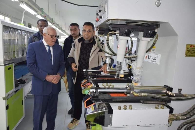 محافظ بورسعيد يتفقد سير العمل داخل مصنع «داك» الجديد لإنتاج الأحذية