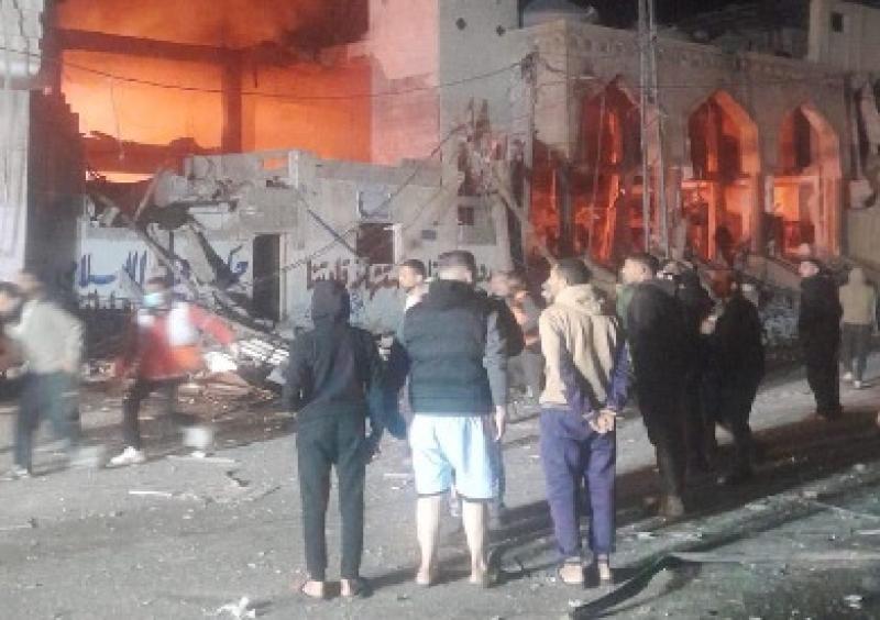 الاحتلال يقصف مسجد الهدى في مخيم يبنا بمدينة رفح