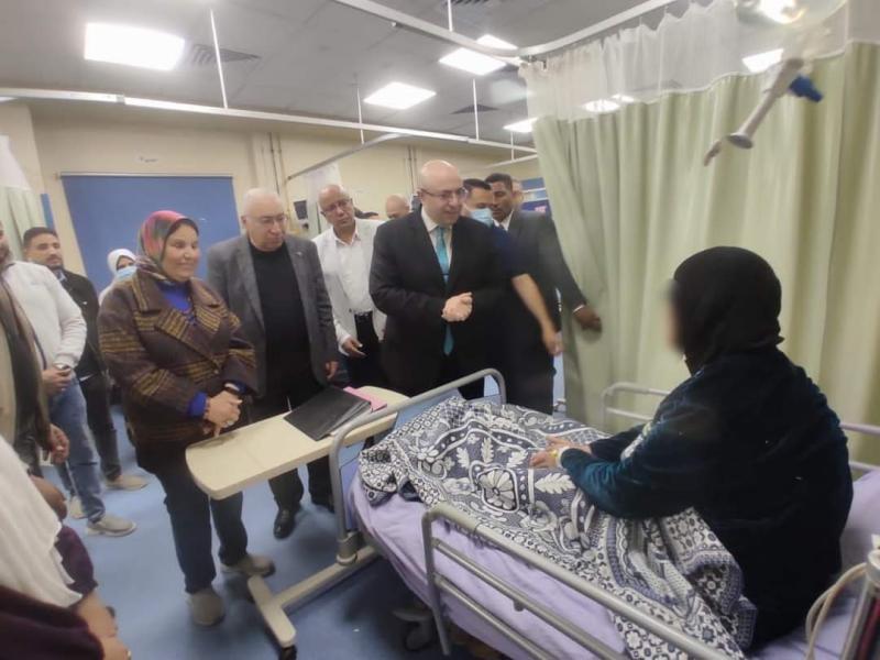 محافظ بني سويف  يطمئن على  المرضى من الأشقاء الفلسطينيين
