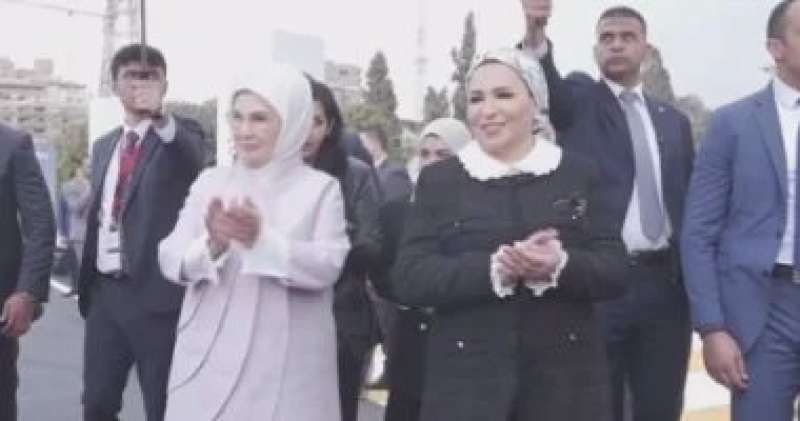 السيدة انتصار السيسي وقرينة الرئيس التركي تزوران مقر الهلال الأحمر المصري